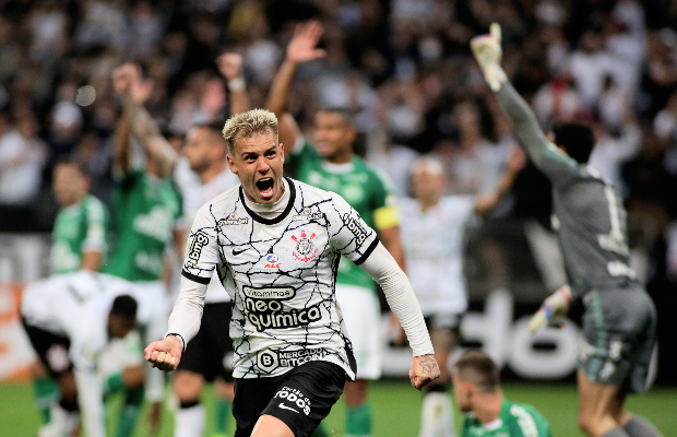 Corinthians marca no último lance e vence Chape diante de quase 40